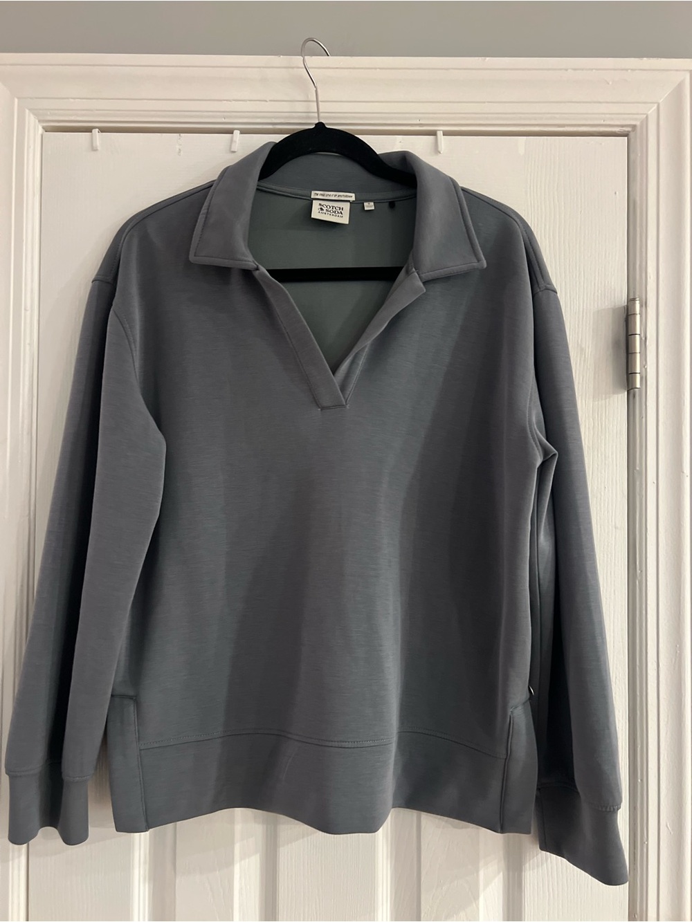 Scotch & Soda Women’s Gray V‑Neck Pullover Lightweight Sweatshirt